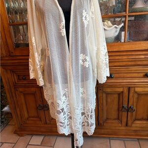 Chic Lace Cape in Cream